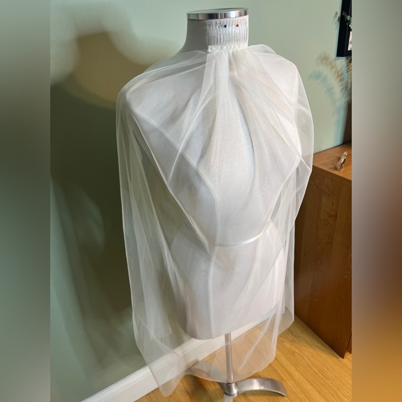 Beautiful 40 inch Italian net wedding veil with a plastic comb bridal - Picture 4 of 12